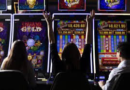 Beragam permainan Live Casino termasuk Blackjack dan Baccarat yang populer di ker4d